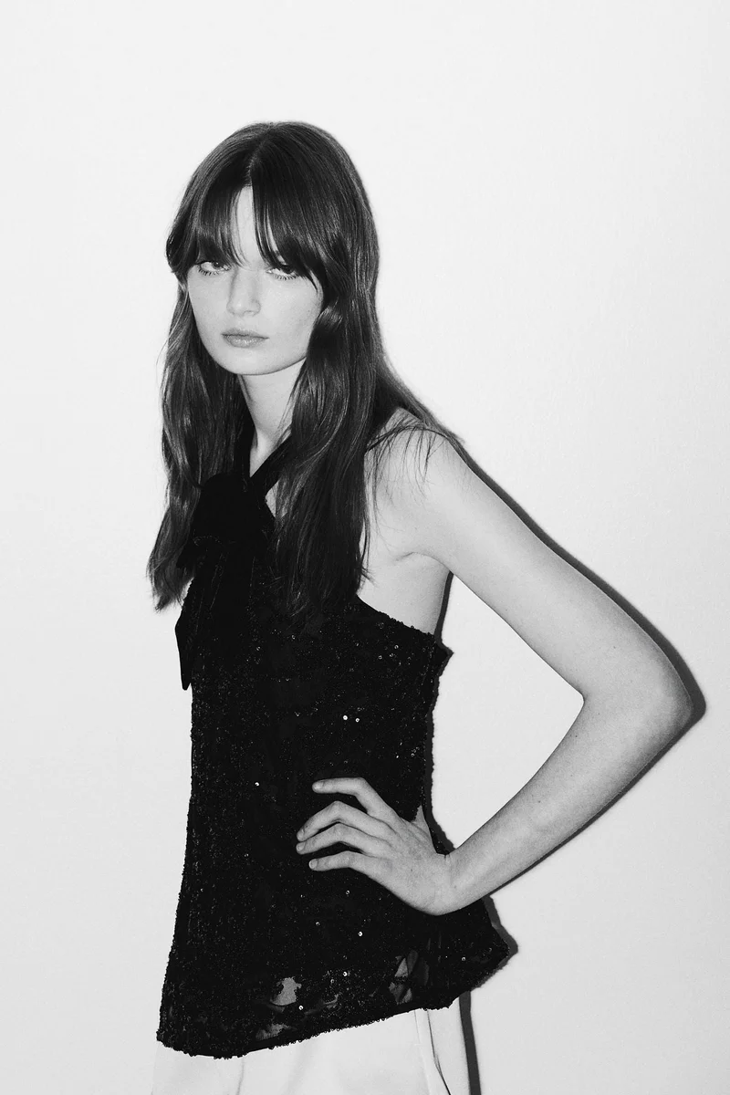 اتش اند ام بلوزة مزيّنة بالترتر مع فيونكة من الأمام